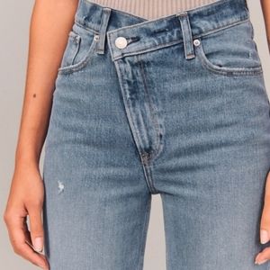 Abercrombie & Fitch 90’s style ultra high rise straight jeans sz 26R Medium Wash